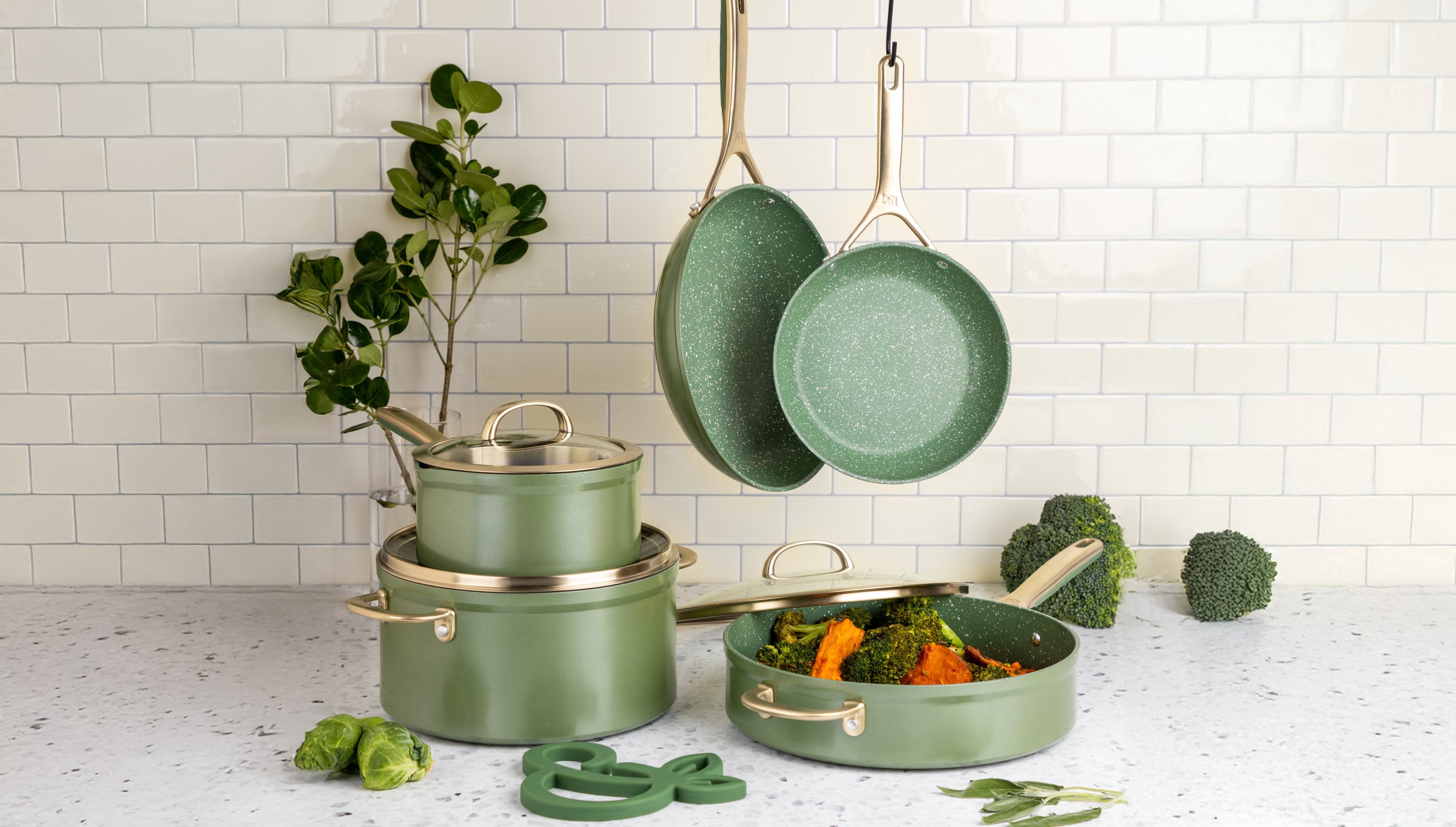 Close-up view of old pans and pots with ladle inside hanging from bamboo  railing. 17694567 Stock Photo at Vecteezy, image size:3520x2000